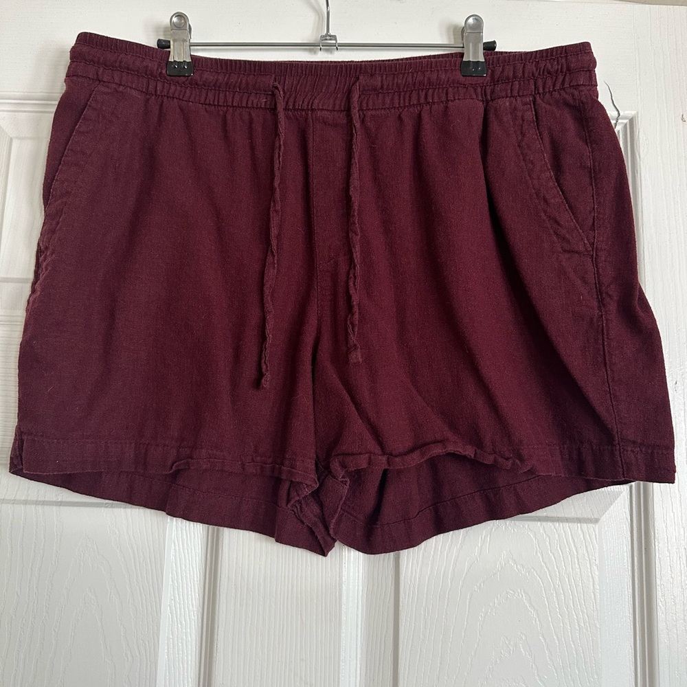 Women’s high-waisted, drawstring linen shorts. 3.5” inseam, size large.